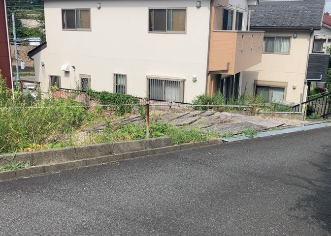 現地に行くなら、物件の周囲の地形がどうなっているかを見ることも大切です。周辺より低くなっている土地では、大雨などで水が集まりやすいため、地盤が弱くなっているということも考えられるため、注意が必要です。