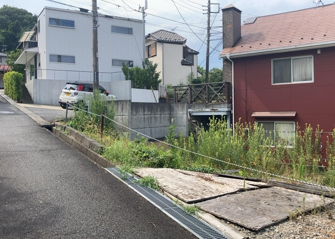 土地購入を検討されている場合、境界杭がない状態で購入してしまうと境界確定測量をする必要があり、費用がかかります。購入の前に、売主、隣土地所有者立ち合いのもと境界を確定し境界杭を設置するのがベストです。