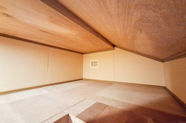 屋根裏収納：季節物や普段使わない荷物を収納でき、居住スペースをすっきり保てます。