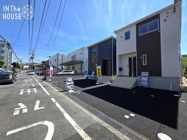 分譲地全体と周辺道路の様子が分かる、開放感のある現地写真です。