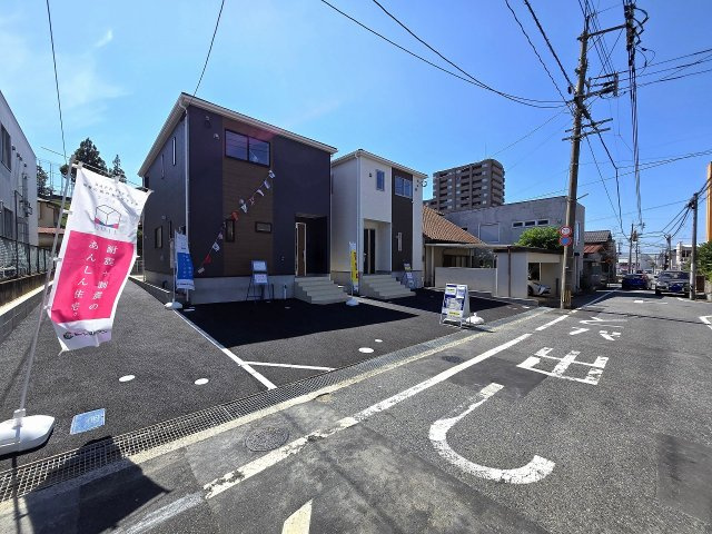 前面道路から見た現地。建物と駐車スペースの配置が確認できます。