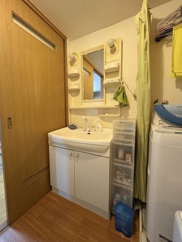 ◎コンパクトながら収納もしっかりある独立洗面台となります。