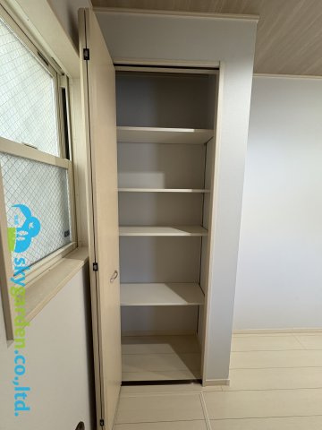 キッチン後ろのパントリー