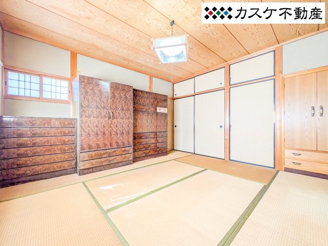 和室の趣を残した寝室は、畳の香りに包まれて心からリラックスできる場所。大容量の収納も完備されており、季節の衣類や寝具もすっきり収まります。窓から広がる田園風景が、目覚めのひとときを彩ります。　