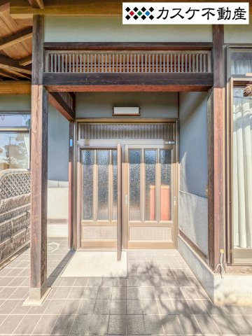 訪れる人を圧倒する、広々とした格調高い玄関スペース。重厚な玄関ドアを開けると、木の温もりと開放的な空間が広がります。　
