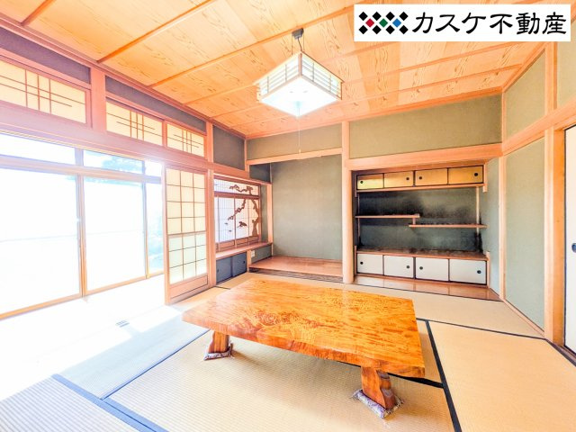 凛とした空気が漂う本格的な和室は、い草の香りに包まれて心から安らげる場所。床の間や障子など、伝統的な建築美が随所に光ります。座卓を囲んで季節の和菓子を楽しんだり、大切な来客を迎えたりする場に最適です　
