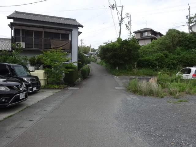 前面道路が5ｍあるので一般的な自動車のすれ違いも可能です。