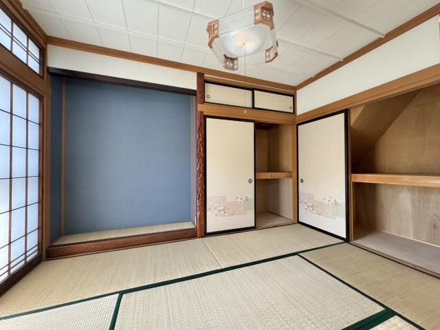 リビング横にある6帖和室です。収納スペースが多くあり荷物もたっぷり収納できます。　主寝室やお昼寝場所等様々な用途で使えそうです。