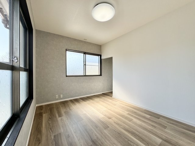 2F6帖洋室です。　スタイリッシュな洋室に生まれ変わりました。