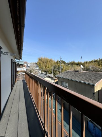 2部屋それぞれからバルコニーに出られます。　自然を身近に感じられ、視界は良好です。　