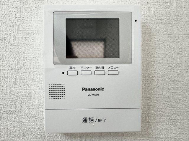 モニター付きのインターホンで来客の顔を確認できるので　安心です。
