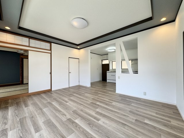 家族の集う16帖リビングは折り上げ天井で開放感があり　より広さを感じられます。