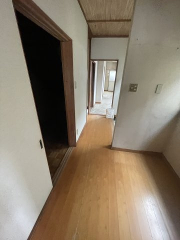 2階廊下　階段とダイニングキッチンが続きます