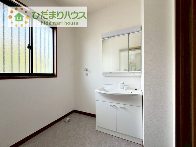 三面鏡の大きな鏡は憧れます(^^♪　鏡の後ろは収納となっていて、細かいものでも収納できるのでスッキリと整理できます！