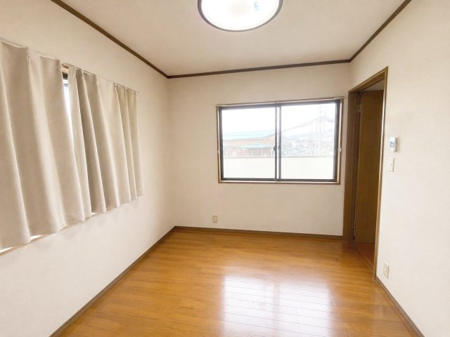 約4帖の洋室です！子供部屋や仕事部屋など、多目的に利用可能です！　（※AI加工により家具・荷物を消去しています）