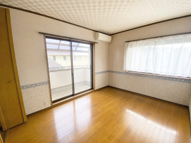 二面採光で明るく風通しの良い洋室！　（※AI加工により家具・荷物を消去しています）