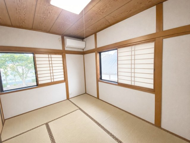 二面採光で日当たりが良く、寝室としてもオススメの和室（6帖）です！　（※AI加工により家具・荷物を消去しています）