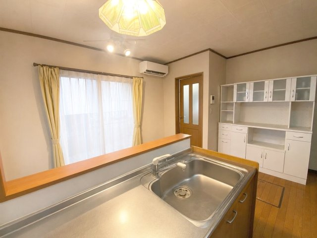 採光が取れた明るい空間です！　（※AI加工により荷物を消去しています）