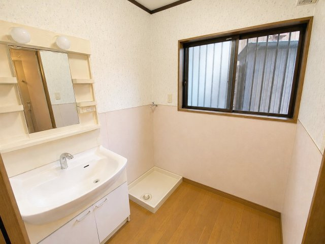 洗面脱衣所です！室内洗濯機置き場有り！　（※AI加工により荷物を消去しています）