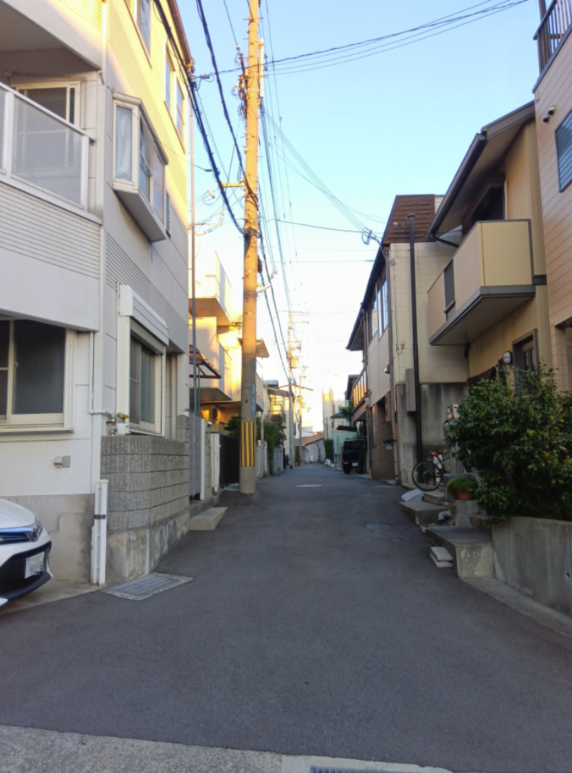 南側前面道路写真（西側から撮影）