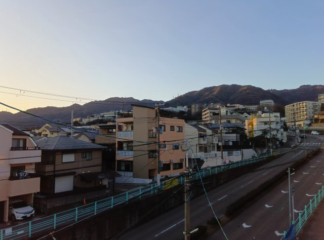 北西の眺望・六甲山系がキレイに見えます