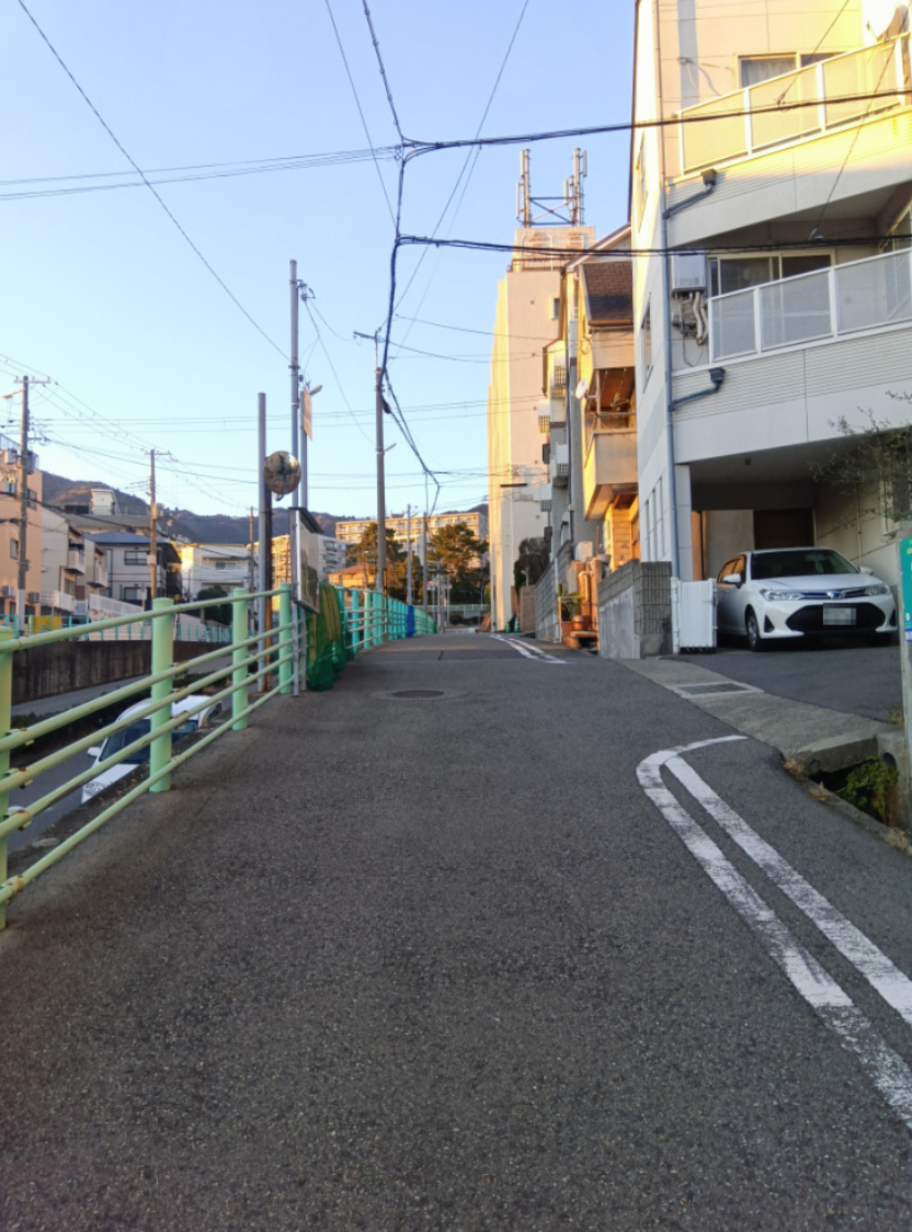 西側前面道路写真（南側から撮影）