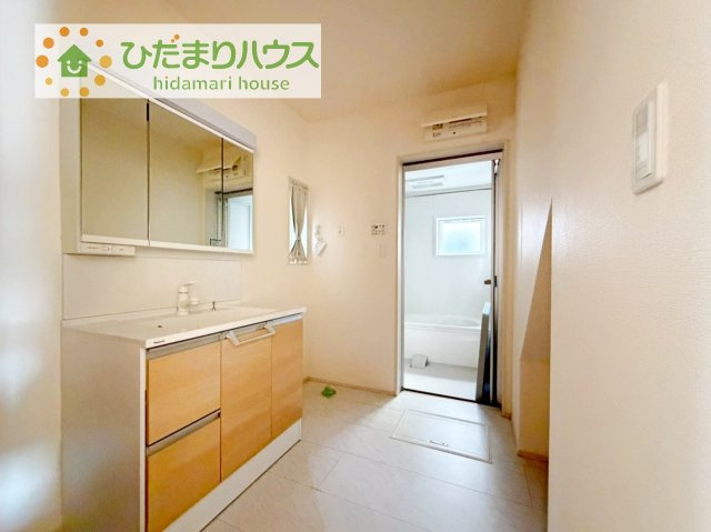 三面鏡の大きな鏡は憧れます(^^♪　鏡の後ろは収納となっていて、細かいものでも収納できるのでスッキリと整理できます！