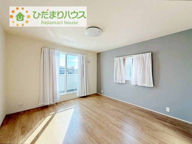 広めの主寝室は、ベッドの他にもパソコンデスクやドレッサーなども置けちゃいます(*^-^*)