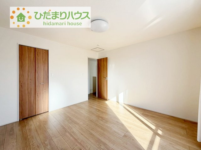 バルコニーに面していて、たっぷり光りの入る明るい主寝室です！