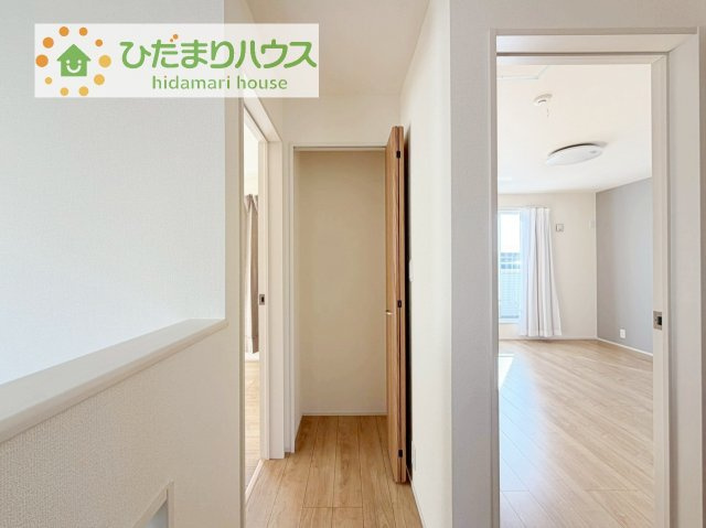 便利な廊下収納があるので掃除機や買いだめする洗面所用品はもちろん、箱買いしたペットボトルまでしまえます(^^)