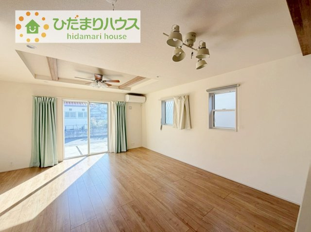 リビングの大きな窓からは、暖かな日の光が降り注ぎます・・・