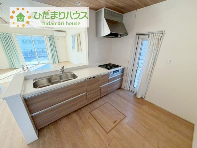 料理をしながらでも、ご家族との会話を楽しめる対面式キッチン♪