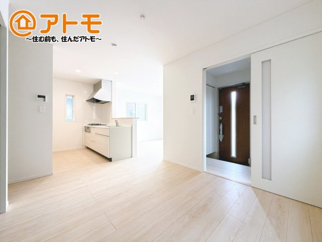 家族団らんのイメージは、リビングを思い浮かべませんか？リビングこそ広々とした空間が良いですね♪