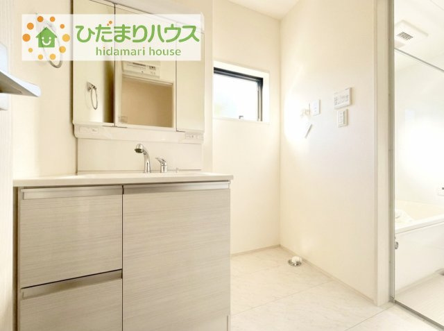 三面鏡の大きな鏡は憧れます(^^♪　鏡の後ろは収納となっていて、細かいものでも収納できるのでスッキリと整理できます！