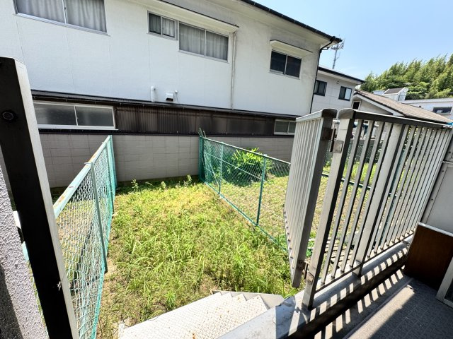 専用庭付き住戸です。お子様の遊び場やガーデニング、家庭菜園など幅広い用途で活用可能。マンションでありながら戸建て感覚を味わえる貴重なスペースです。南東向きで陽当たりも良く、ご家族の憩いの場として活躍。