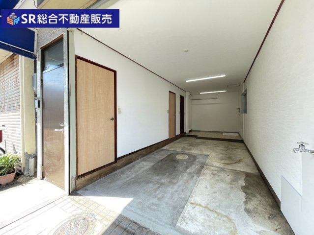 シャッター付き車庫があります♪