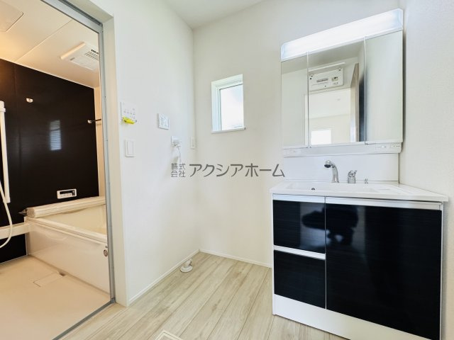 温水シャワー付洗面化粧台