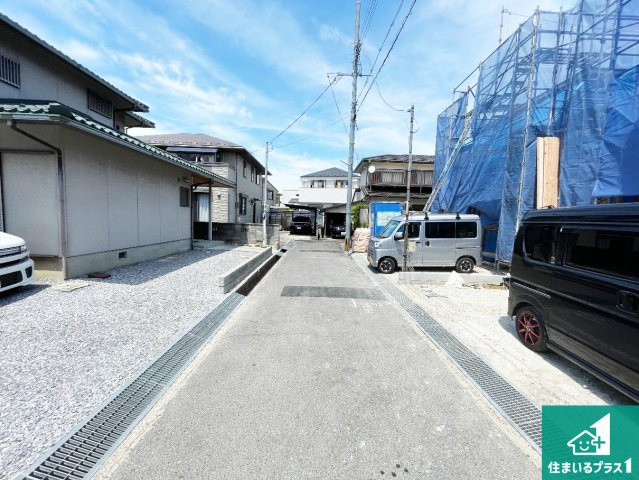 周辺は落ち着いた街並みの住宅地！子育てがしやすい住環境です！まだ未完成ですが、現地でしかわからない事もございます。是非一度ご覧ください。