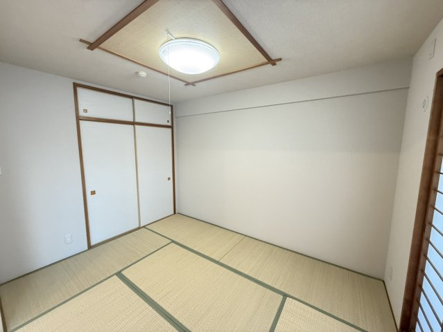 約6帖の和室です。東向きバルコニーに面しています。