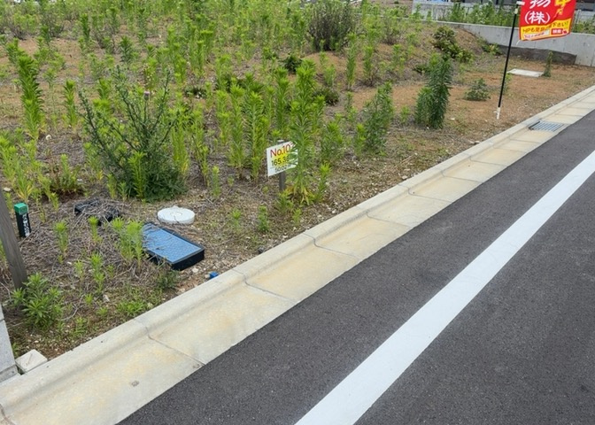 家を建てる場合、方位は要チェックです。現実的に日当たりのよい家ならばリビングは南側、建築基準法でも北側に当たる家への配慮は求められています。土地を見学に行く際は、方位磁針を持って行くようにしましょう。