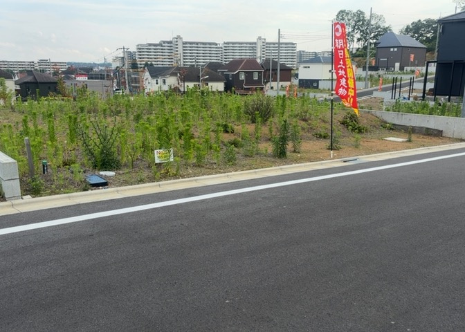 土地の前の道路に消火栓が設置されていることがあります。この場合、道路交通法第45条第1項により、駐車禁止の場所が指定されています。そのため、車庫などの駐車スペースをつくることができない場合があります。