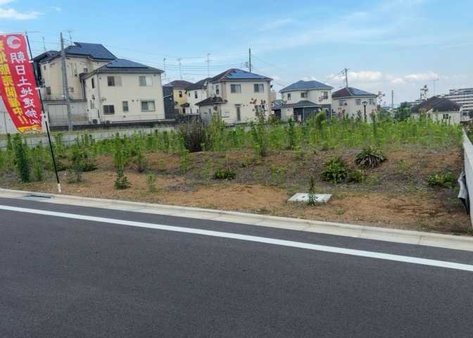 現地に行くなら、物件の周囲の地形がどうなっているかを見ることも大切です。周辺より低くなっている土地では、大雨などで水が集まりやすいため、地盤が弱くなっているということも考えられるため、注意が必要です。