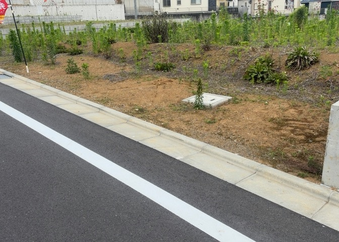 土地購入を検討されている場合、境界杭がない状態で購入してしまうと境界確定測量をする必要があり、費用がかかります。購入の前に、売主、隣土地所有者立ち合いのもと境界を確定し境界杭を設置するのがベストです。