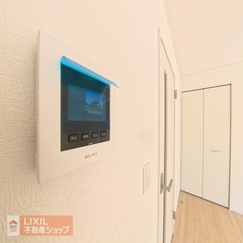 【TVモニター付インターホン】来客の顔が分かるTVモニター付ドアホン。不在時には、カラー録画もしてくれるのでセキュリティも安心です！しっかりと声も聞こえますので2重で安心ですね。
