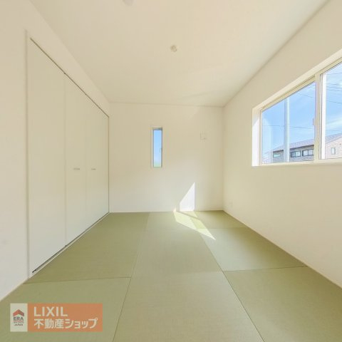 【和室】現地完成写真。ゆったりくつろぎスペース。お子様の遊び場としても重宝しますね♪収納も付いておりお布団やおもちゃをしまっておけます。