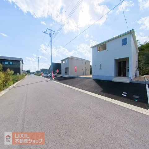 【前面道路】現地完成写真。前面道路は道の広さも十分確保されており駐車も楽々です。