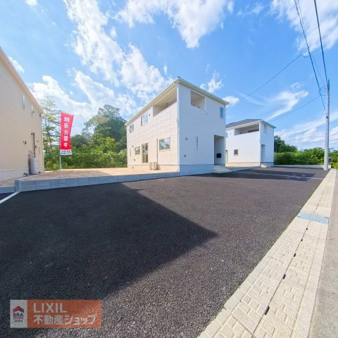 【駐車スペース】4台の駐車スペースになります。実際のお車の車種とあわせましてご確認ください。舗装されているので出し入れがしやすく雨の日も足元が汚れにくくなっています。