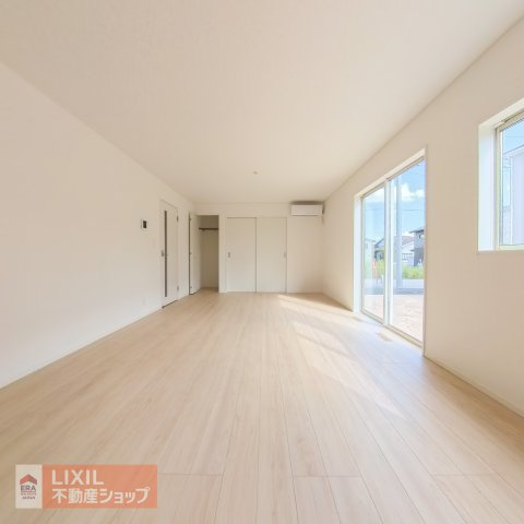 【リビングダイニング】家族団らんの空間は大きい窓で明るく風通しの良い快適な空間となっています。