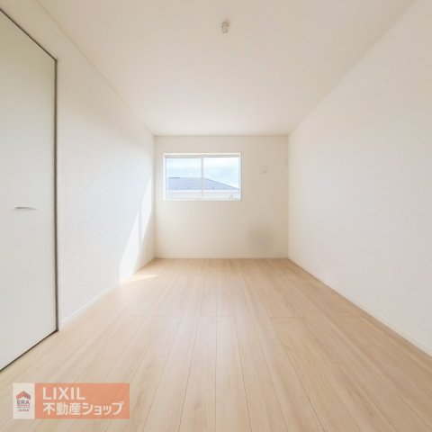 【子供部屋】現地完成写真。お子様の成長を見守るお部屋♪しっかり収納があり快適に過ごせます♪