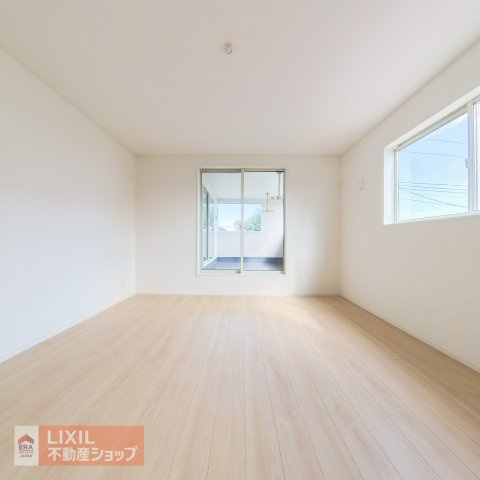 【寝室】2階の寝室。南向きで明るいお部屋となっており、ダブルベッドも置けるのでご夫婦の寝室にピッタリです。